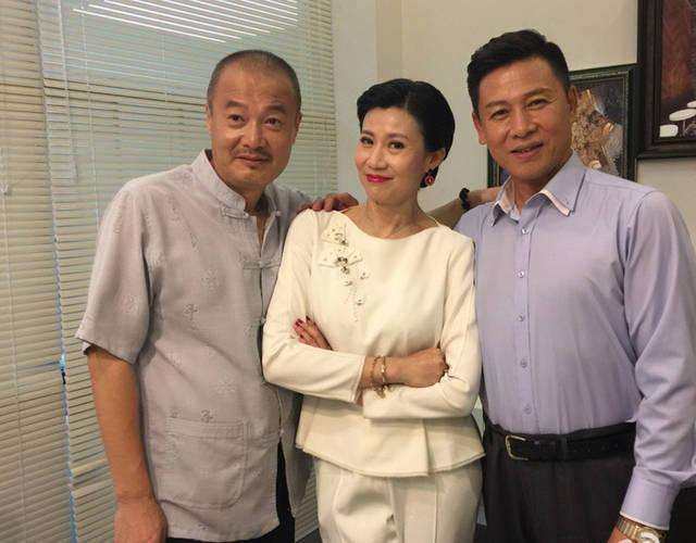张光北的妻子陈炜与他同是中央戏剧学院的校友,陈炜曾与巩俐,史可