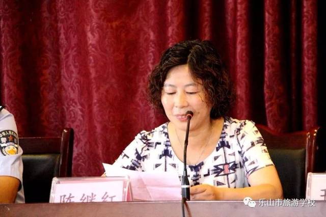 校长陈继红代表学校对苏稽派出所多年来对学校工作的大力支持表示衷心