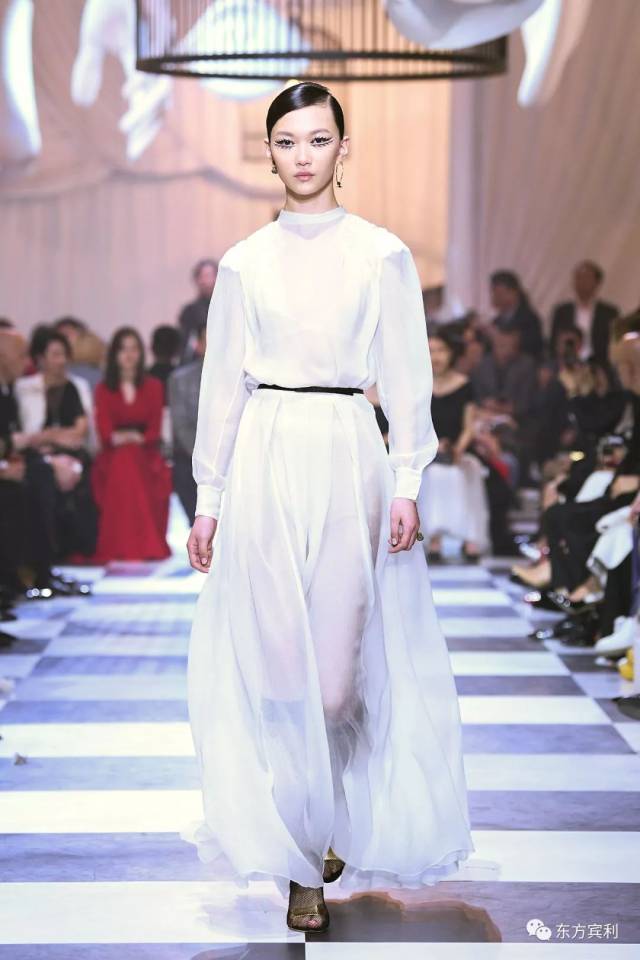 dior 2018春夏高定系列上海大秀,赵俊莉一身经典白色长裙亮相秀场.