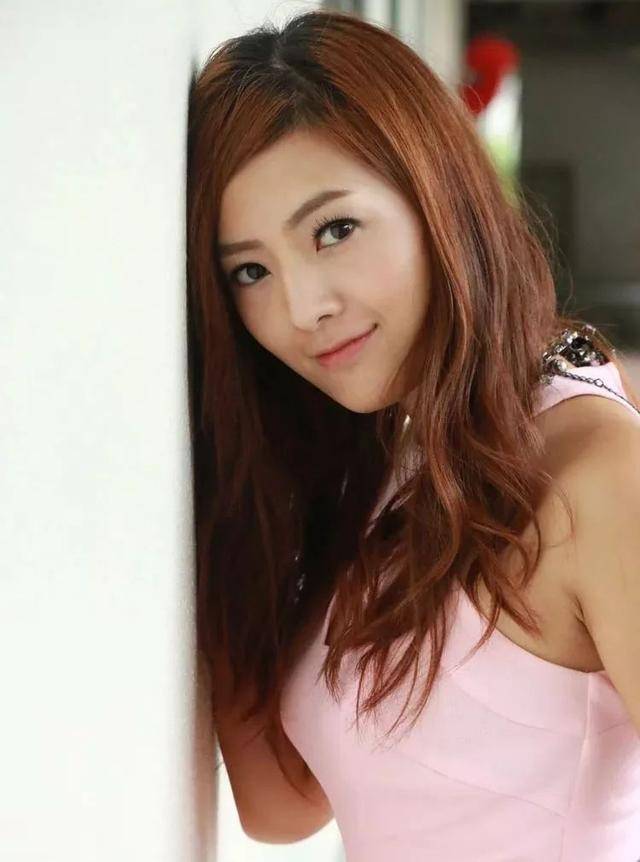 但凭借超高的人气获得网友的热捧,如今也成为了甄咏珊跟安俊豪的师妹