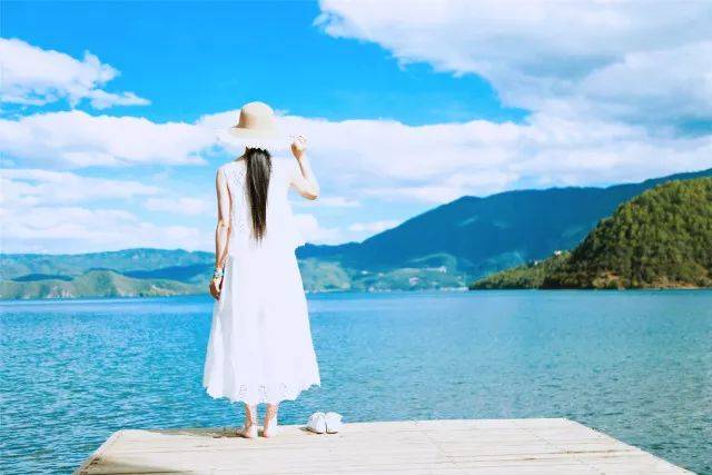 摄影:淑女二a班 徐乐瑶 花絮:妈妈在桥上看风景,我在镜头中看妈妈.