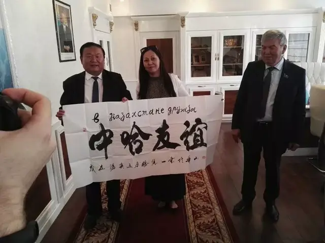 图兰大学副校长赠送用中哈两国文字书写的"中哈友谊"书法作品