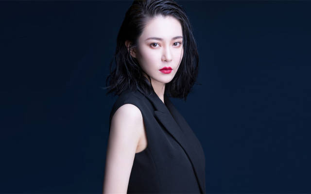 演员胡然女王范写真曝光 性感红唇展现超强气