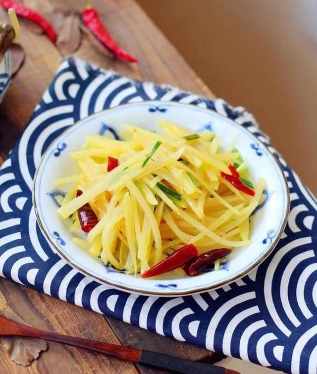 饭店大厨告诉我的炒土豆丝的诀窍,做完后吃出