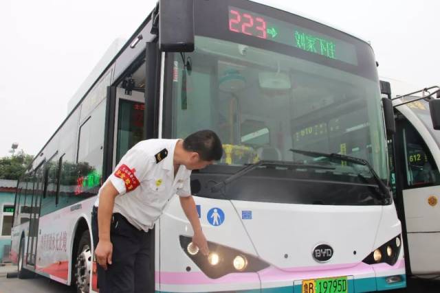 青岛温馨巴士 | 启动降雨天气应急预案 4000余辆公交车保障市民雨天