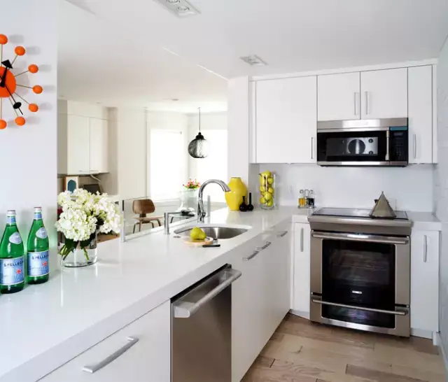 式的l型厨房,由白色橱柜加上其他厨房电器构成,尽显干净整洁.