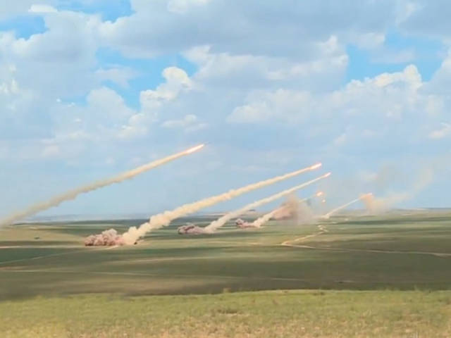 火箭军巡航导弹第一旅展示6枚东风-10a齐射,震撼十足