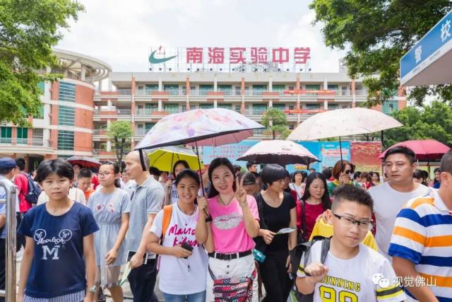 2018年6月27日,南海实验中学小升初面试现场,面试结束后一位学生心情