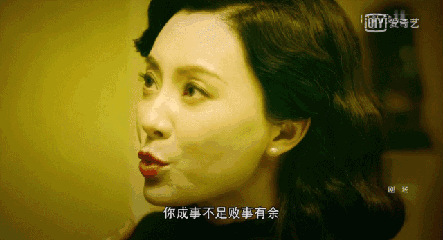 比如在《和平饭店》中扮演狡黠迷人的女特工,柳叶弯眉,复古红唇,或是