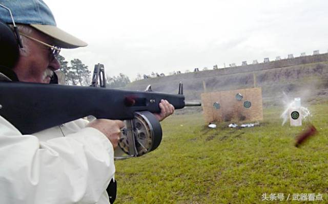 武器丨美国mps aa-12自动霰弹枪,把一支aa-12架设在遥控直升机上