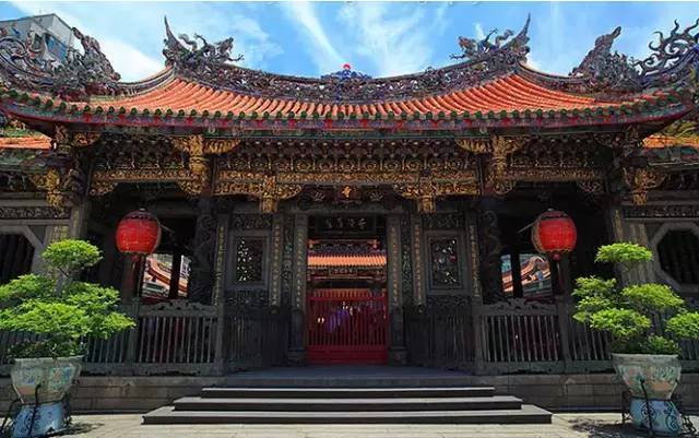 台北的寺庙香火鼎盛,像艋舺龙山寺,台北城隍庙等.