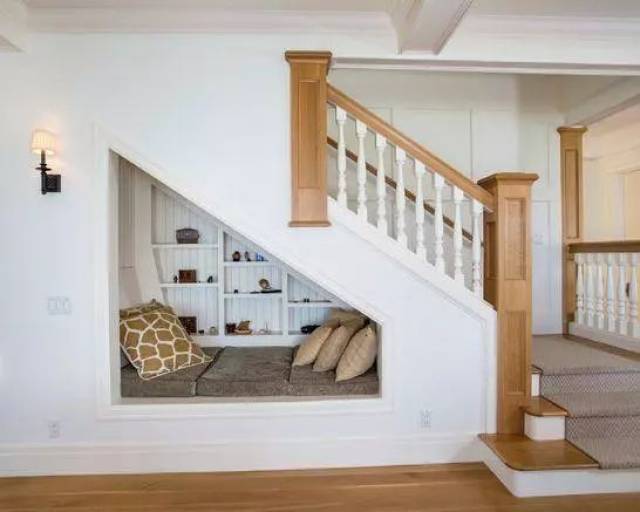 楼梯下方别浪费,这样设计感觉自己家又多了10平米!