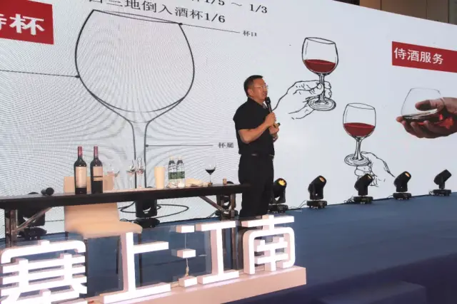 宁夏葡萄产业发展局副局长徐军讲解宁夏葡萄酒品鉴