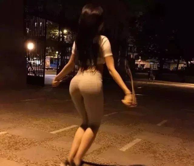 她用蜜桃臀彻底征服 c 罗,这个亿万少女的情敌竟是个灰姑娘?