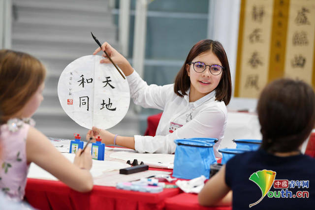 获奖代表及中小学生书法爱好者在现场泼墨习字.团北京市委供图