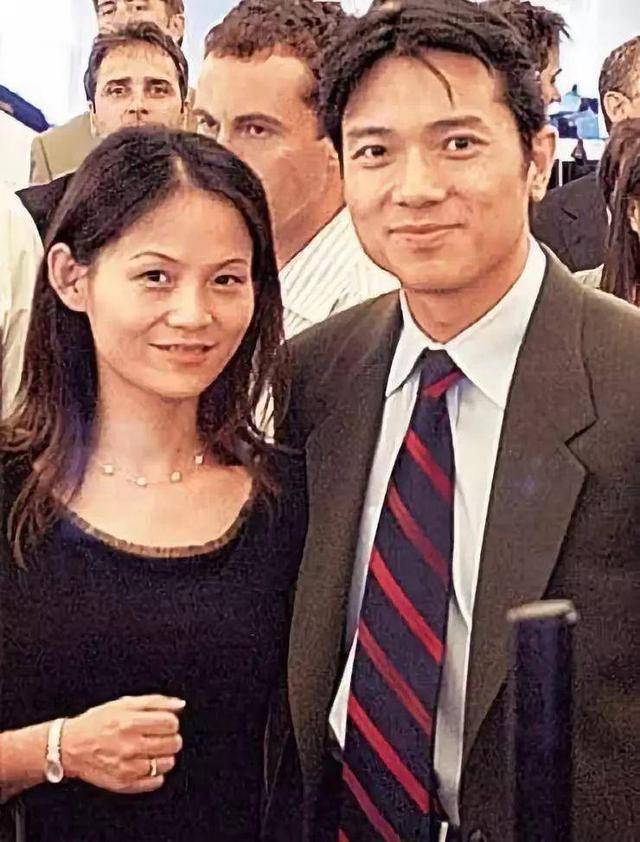 李彦宏妻子央视秀恩爱:二人相恋仨月结婚,让李彦宏说我爱你