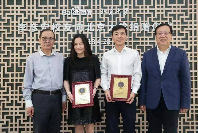 李彦宏妻子央视秀恩爱:二人相恋仨月结婚,让李彦宏说我爱你