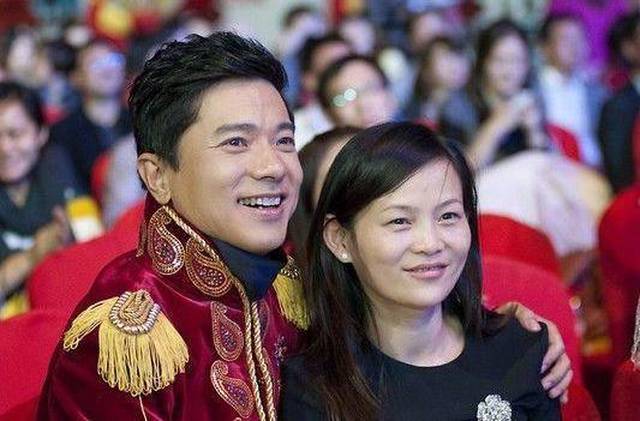 李彦宏妻子央视秀恩爱:二人相恋仨月结婚,让李彦宏说我爱你