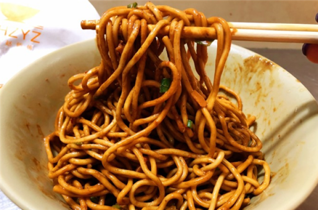饮食文化丨不一样的眼光看一看武汉2种小吃热干面和豆皮
