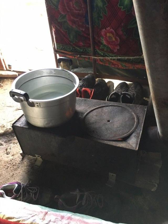 牧民毡房,这个用来取暖和煮饭烧水