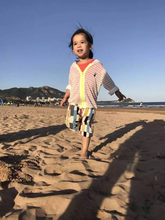 小九月追思会在奉献林举行,九月的妈妈对她说