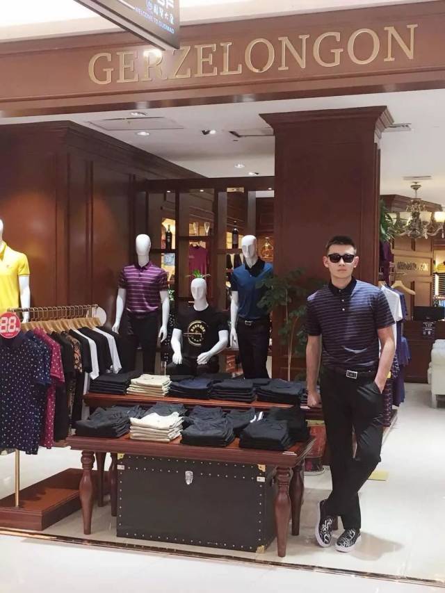 一家礼服订制店以来,凭借其优质的面料和精湛的手工工艺,倍受社会名流