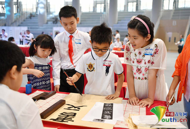 获奖代表及中小学生书法爱好者在现场泼墨习字.团北京市委供图