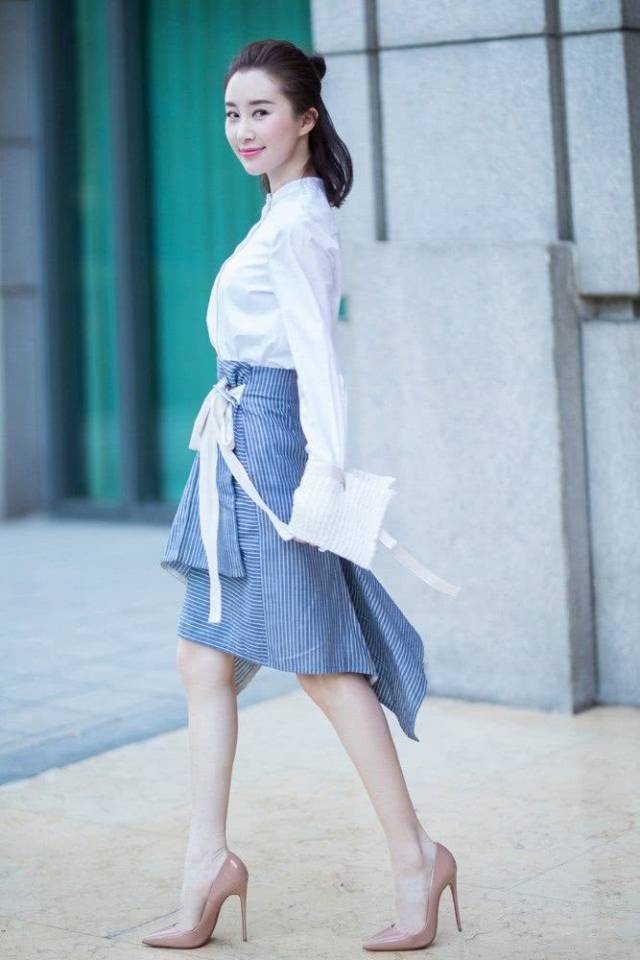 舒畅清新穿搭亮相,吊带粉裙搭配鱼嘴鞋,可女神的小细腰哪去了?