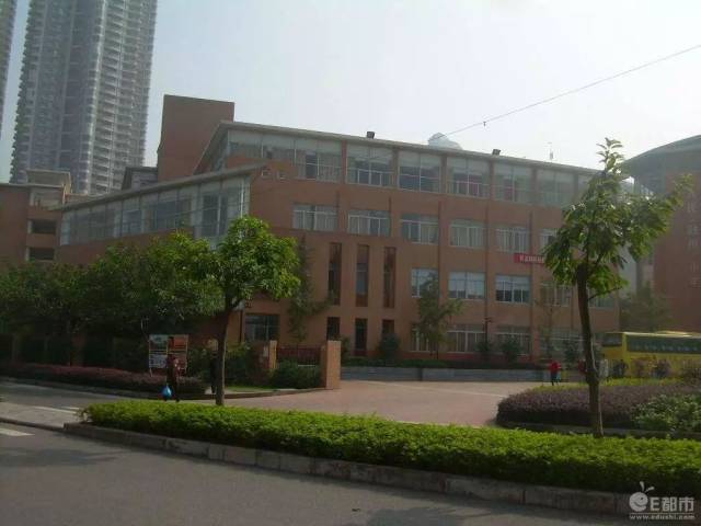 白象街的人和街小学已经不收学生,只有重庆天地的人和街小学每年招收