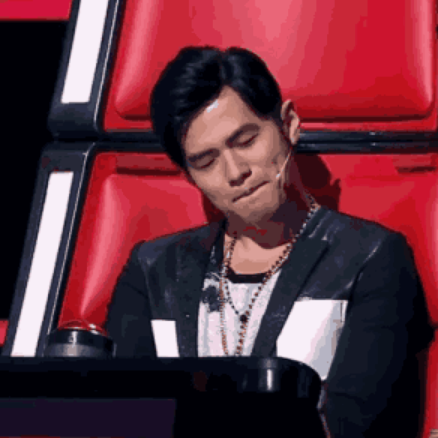 喜欢杰伦十几年了 这次是特地来看周杰伦演唱会的 并一再央求民警
