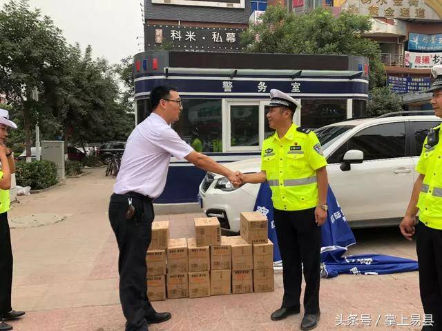 易县女交警一中路口执勤时发生的一幕