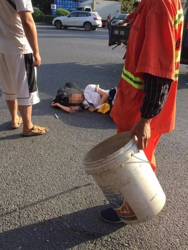 前天,柯桥发生一起车祸 一女孩躺在马路上,以下是事故现场照片.