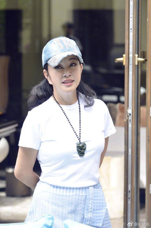 63岁刘晓庆出席活动被吐槽"再来三斤玻尿酸"!看了这些