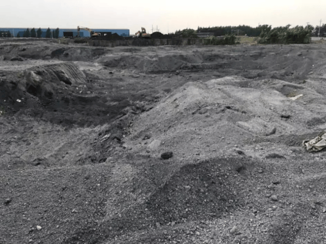 沙钢集团废钢渣随意堆放于生活垃圾填埋场(图片来源:生态环境部网站)