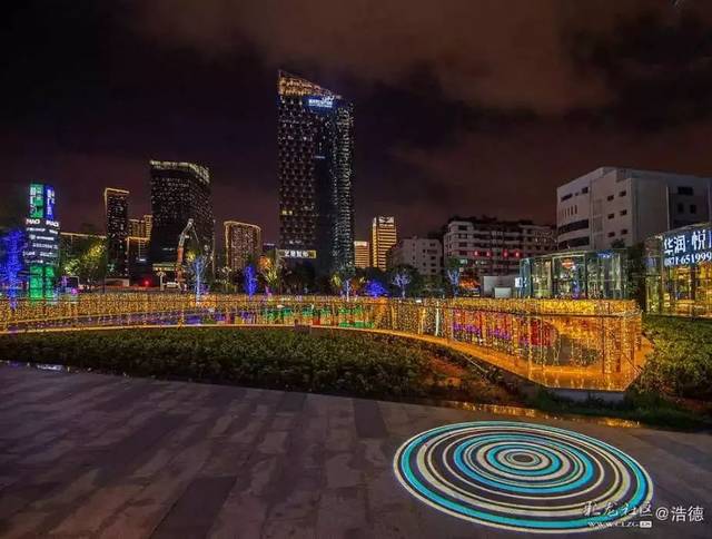 盘龙江之夜景(桃源广场段) 五彩缤纷,流光四溢的北京路 来源:昆明