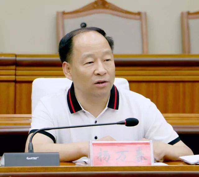 杨万春在随后召开的全省普通干线公路工程建设座谈会上发表致辞,对省