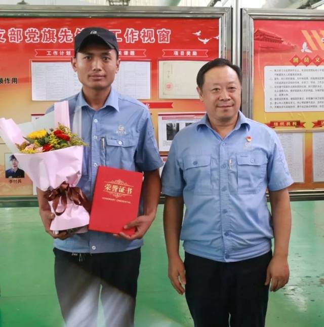 集团党委书记,董事长高海军为李广立颁奖