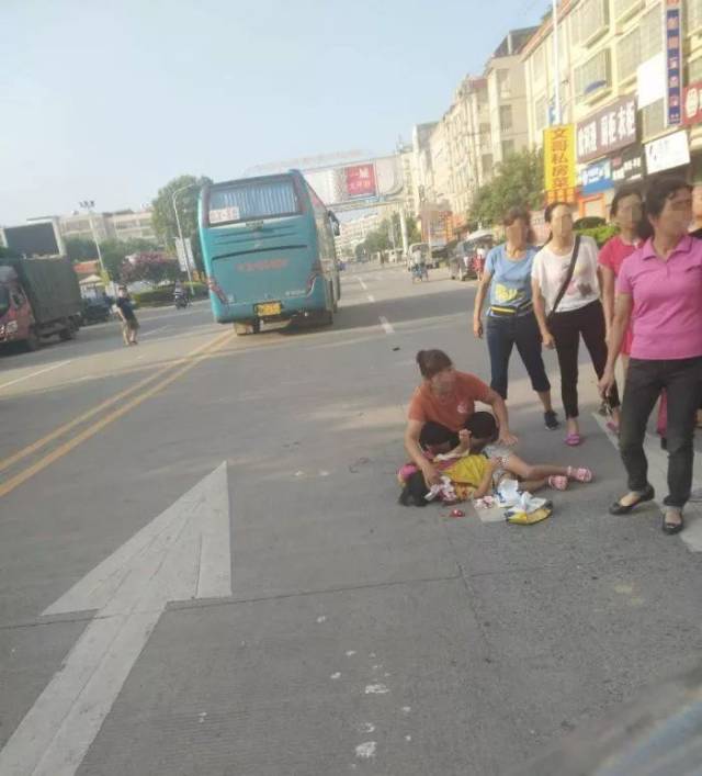 英德浛洸一小女孩被摩托车撞倒后满身是血!肇事司机竟