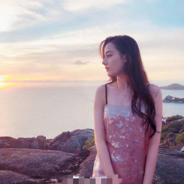 一席亮片吊带裙,迪丽热巴风情万种,与夕阳非常应景,画面唯美