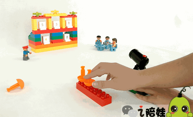 还有大颗粒必入的滑梯,滑梯不光搭游乐场用,也可以作为小球的发射器