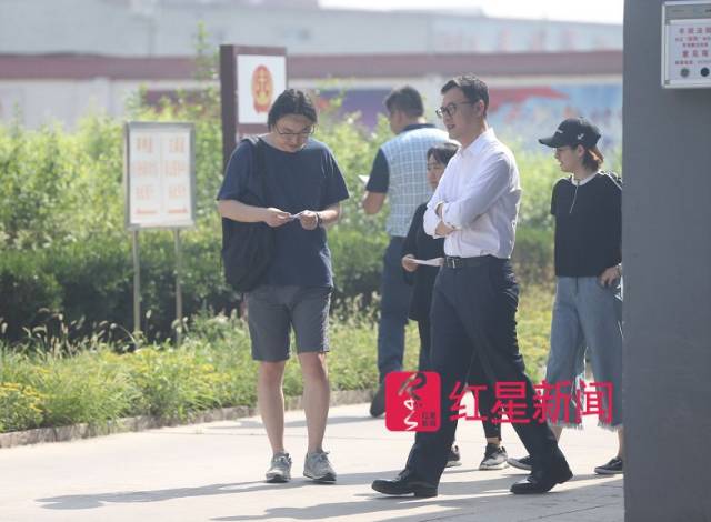罪一案在河北省唐山市丰润区人民法院开庭审理,图为赵勇(左)前往法院