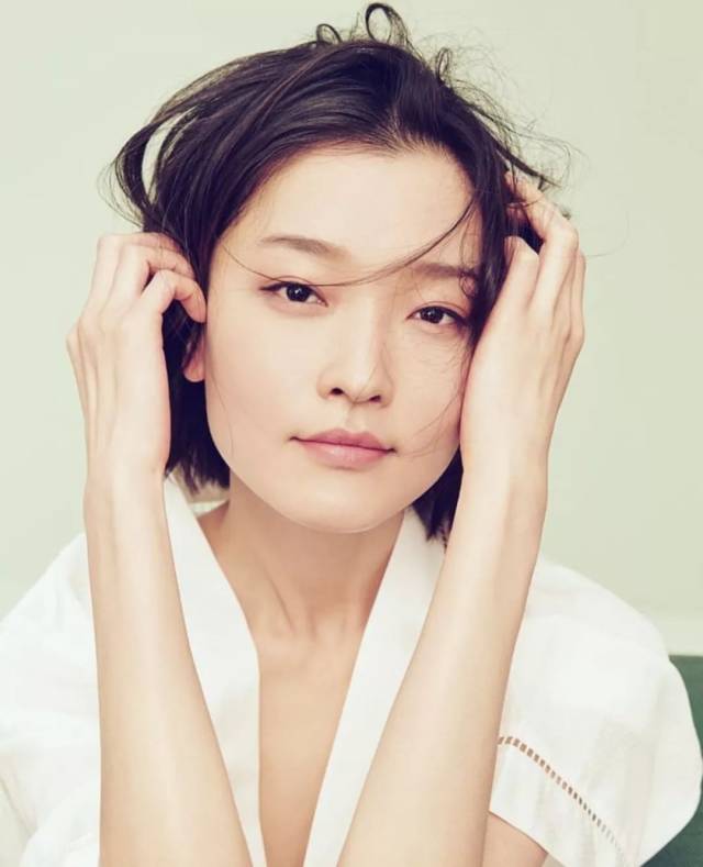 高挑的身材,冷艳独特的气质,顺理成章的,杜鹃就称为了一名模特.