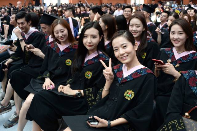 中国传媒大学举行2018届毕业典礼 高颜值毕业生抢镜
