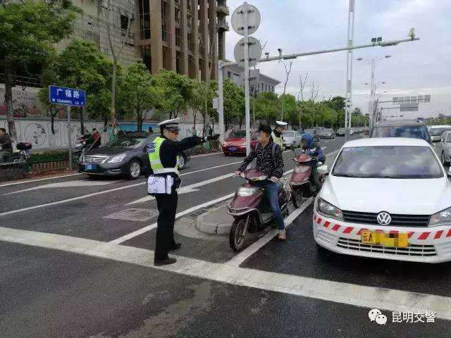 要罚款了!淄博走路的,骑电动车的都注意,交警正严查这种行为!