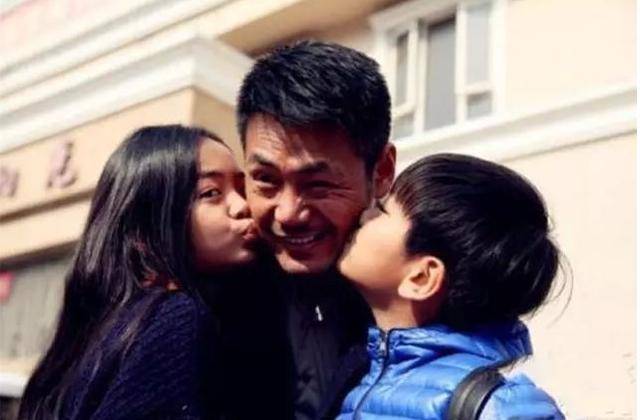 邵兵的老婆张培也是一位低调的演员,参演的作品有:《静静的艾敏河》
