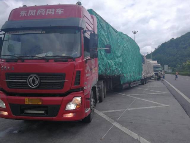 大货车为了多拉货非法加长拖板 超长8.4米被罚款并整改