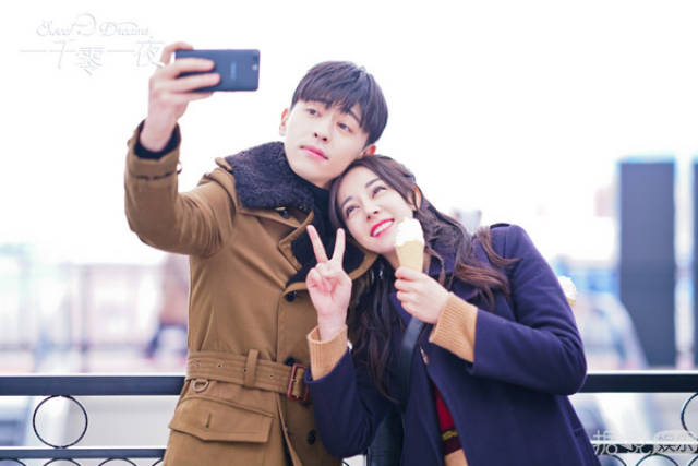 热巴、邓伦的情侣手环火了!电视剧的带货能力真不是吹的