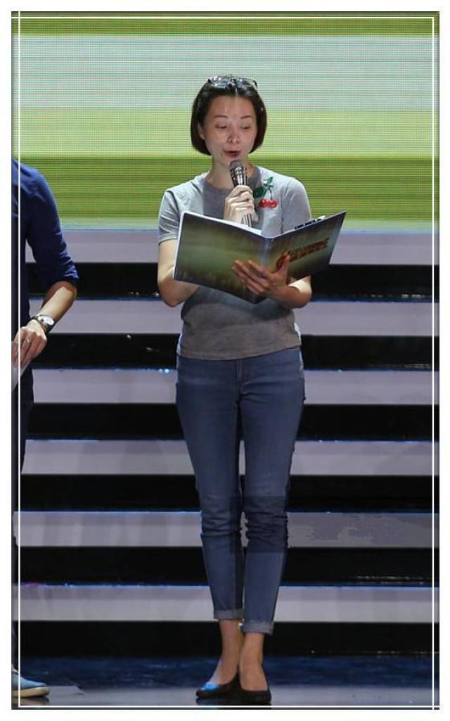 看了周涛的素颜,再看看董卿,才知道保养与不保养的差距有多大!