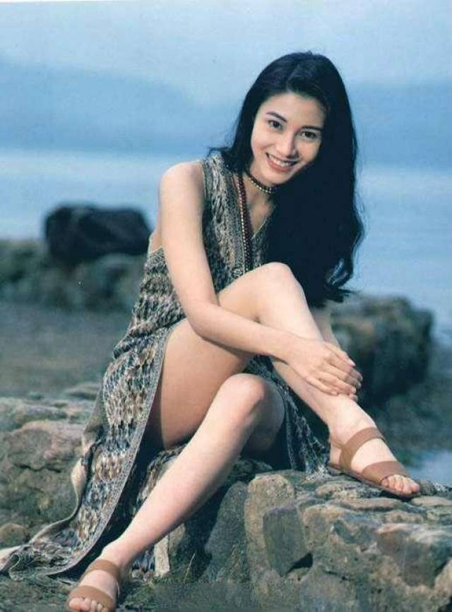 快50岁的李嘉欣与倪妮同坐,网友评论:倪妮根本比不了