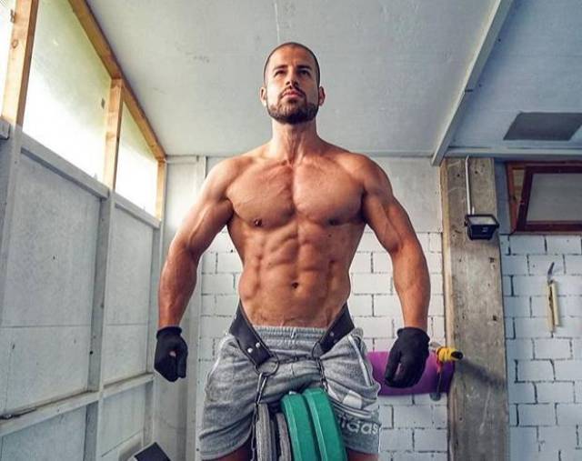 为什么这是练胸肌必选动作,3位著名的双杠臂屈伸达人告诉你答案